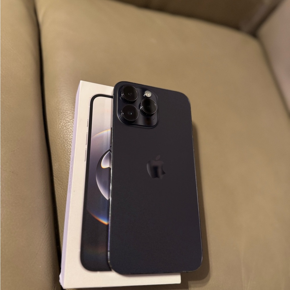 Apple iPhone - Black and Silver - Picture 4 of 4